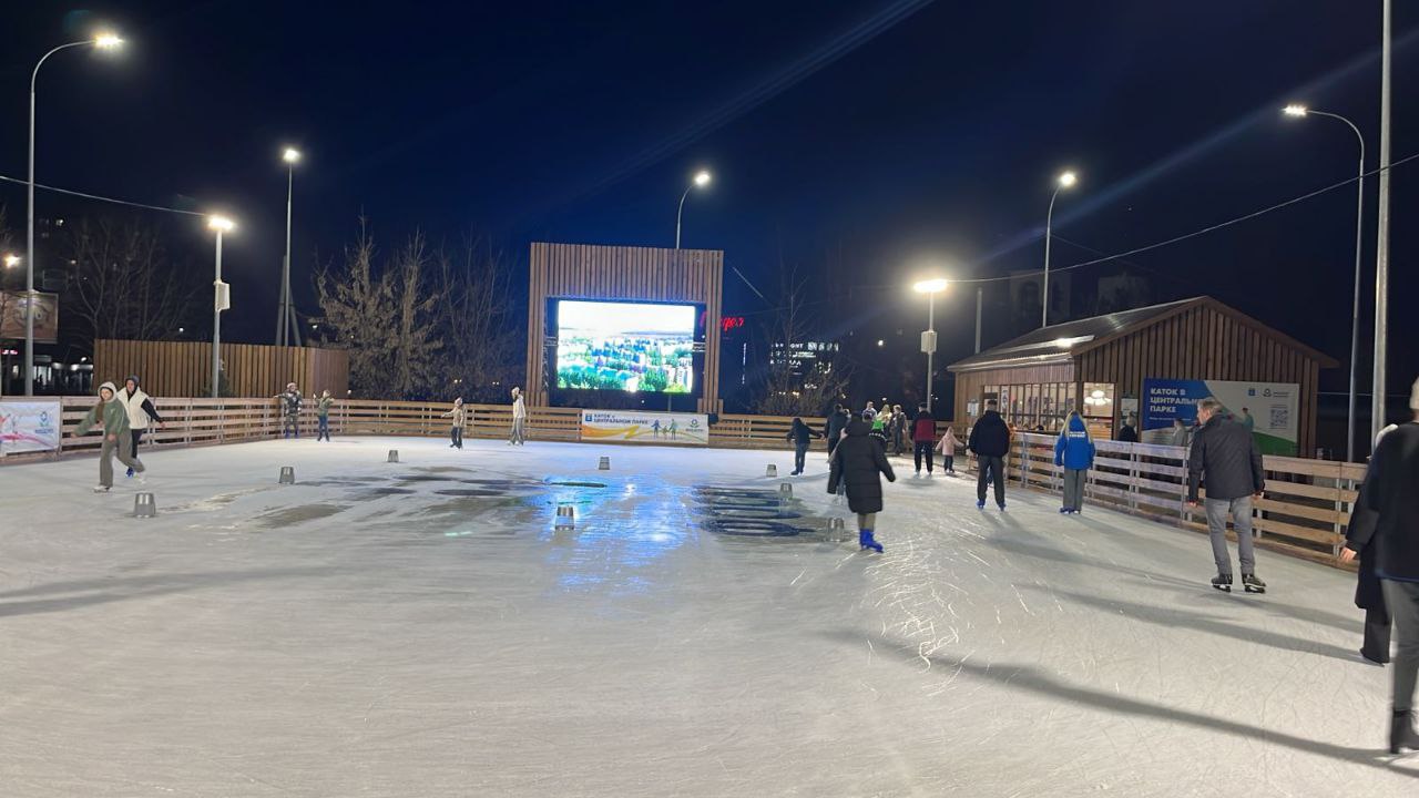 В Балакове открыли уличный каток, работающий даже в оттепель